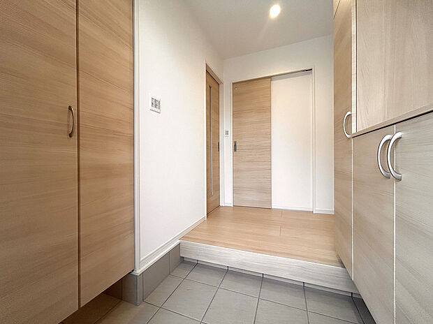 【玄関】シューズボックス+シューズインクローゼットつき!