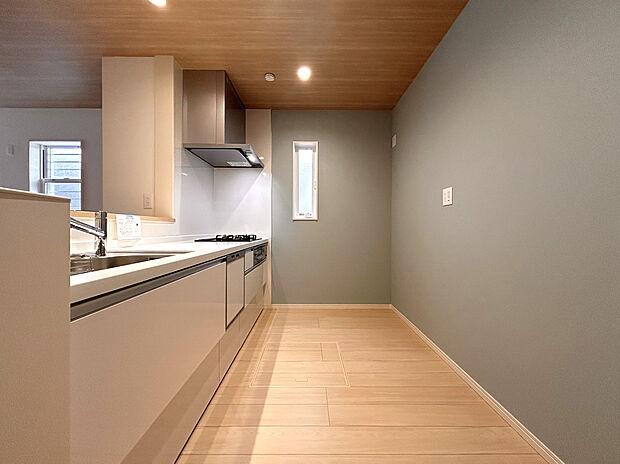 【キッチン】機能性と清潔感のあるシステムキッチンは収納力とお手入れもしやすさが特徴です。