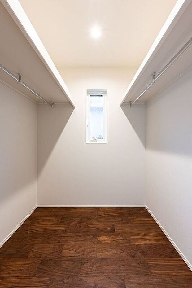 【収納】■B号地ファミリークローク主寝室から繋がるファミリークロークは、一ヶ所でご家族の衣類や荷物を管理でき、シーズンごとの衣替えがスムーズになります。