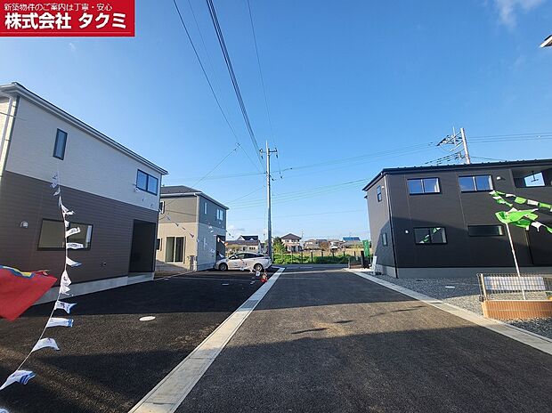 左手側に4号棟、5号棟の外観がみれます。6m道路が東側にあります。