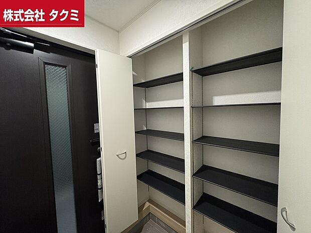 5号棟玄関からのシューズ収納