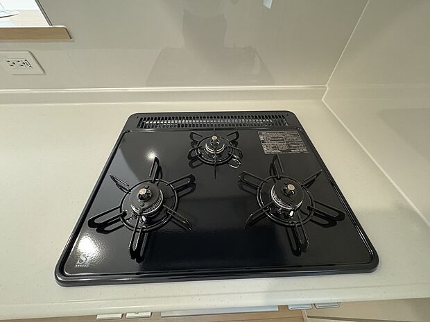 【ガスコンロ】3口ガスコンロで料理もしやすいですね。