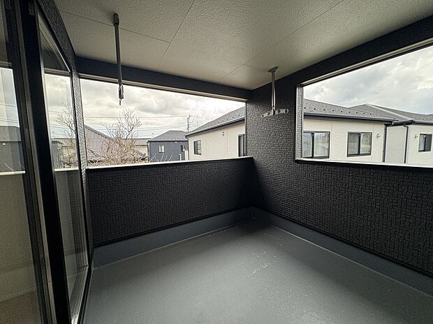 【2号棟バルコニー】バルコニーは広いので留守の時でも洗濯物を安心して干せますね。