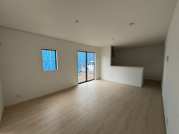 【1号棟のLDK】1号棟16帖のLDK。映っていませんが隣接して4.5帖の和室が1階にあり。