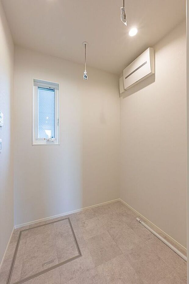 ■B号地洗濯基地洗濯、干す、畳むという一連の家事が一か所で完結できる洗濯基地です。天井には室内物干しが付いており、洗濯物の一時干しや雨の日の室内干しに便利です。