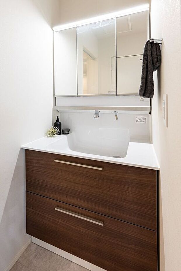 ■B号地洗面所キッチン、トイレ、洗濯基地3ヶ所からアクセスできる洗面所です。水栓は洗面台正面の壁上部に設置されており、水や石けんが残りにくく、お手入れも簡単です。