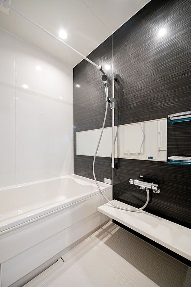 ■A号地バス　スタイリッシュなブラックのアクセントパネルが印象的な浴室。ワイドミラーが空間に奥行きをもたらし、広々とした印象を与えます。