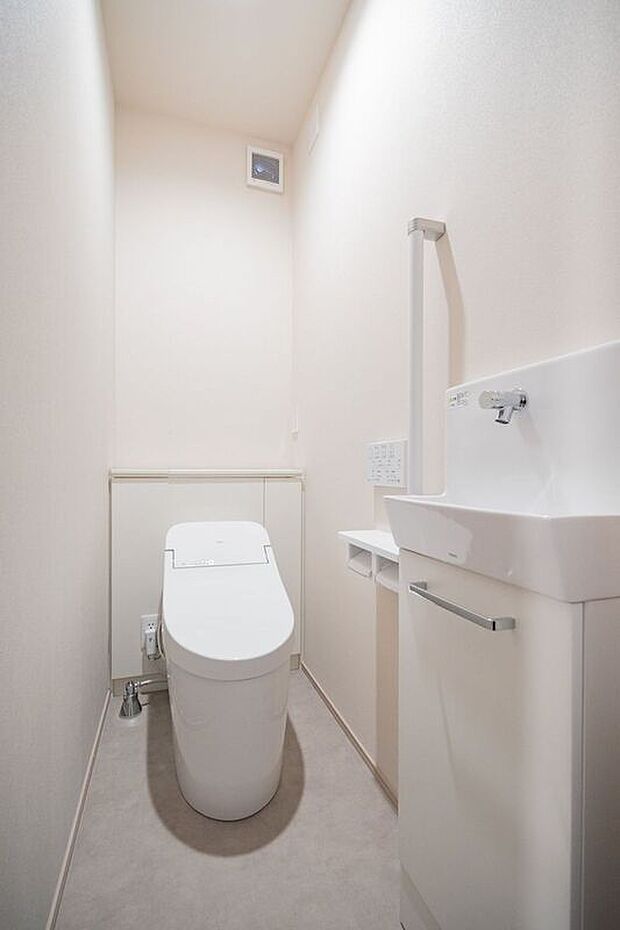 ■A号地トイレ　1階のトイレはすっきりとしたタンクレスタイプです。手洗スペースも付いており、トイレ使用後にすぐ手を洗うことができるため、衛生面が向上します。収納も付いています。