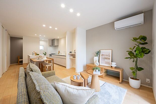 【リビング】■1号地リビング　リビング・ダイニング・キッチンがひと続きの間取りで、家族のつながりを感じやすい設計。生活動線もスムーズで毎日の暮らしが快適です。