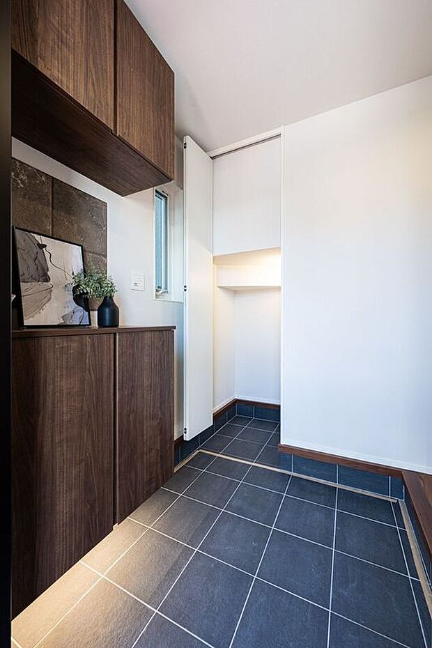 【玄関】■B号地玄関玄関には土間クロークがあります。アウトドア用品やベビーカー、シーズンオフの靴などの収納場所としてご活用いただけます。