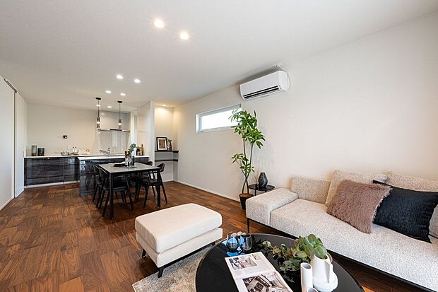 【リビング】■B号地LDKリビングは約19.4帖。リビング・ダイニング・キッチンがひと続きの間取りで、家族のつながりを感じやすい設計。生活動線もスムーズで毎日の暮らしが快適です。