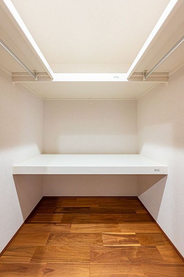 【収納】■2号地ファミリークローク２階にあるファミリークロークです。ご家族の荷物や衣類を一括管理できるので、朝の支度や衣替えがスムーズになります。中で着替えることができる広々設計です。