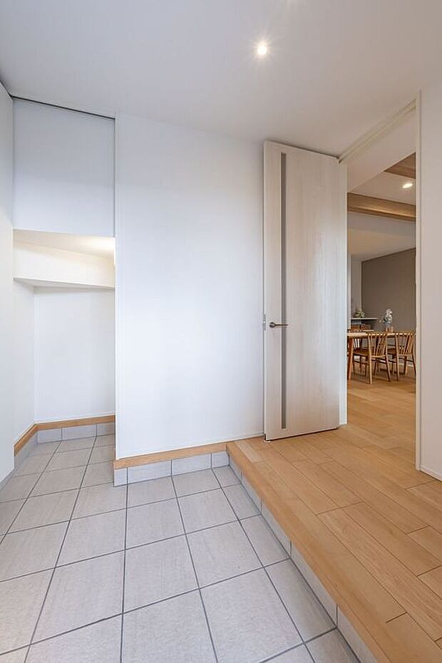 【玄関】■1号地玄関玄関には土間クロークがあります。アウトドア用品やベビーカー、シーズンオフの靴などの収納場所としてご活用いただけます。