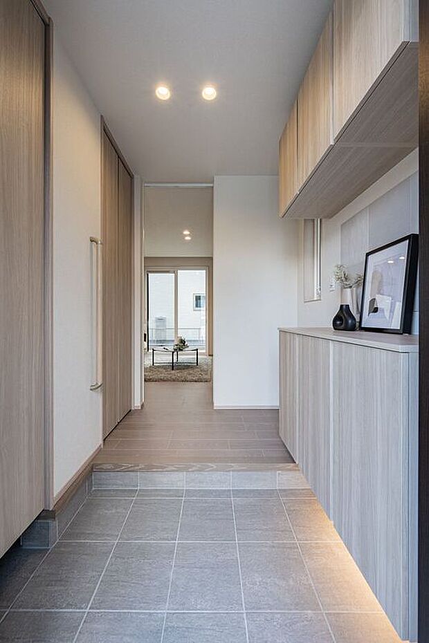 【玄関】■E号地玄関落ち着いた色味の玄関は、来訪者に好印象を与えます。土間収納には靴だけでなく、傘やベビーカー、スポーツ用品など、玄関に置きがちな物を収納できるため、玄関を常にキレイに保てます。