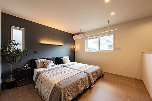 【寝室】■E号地主寝室落ち着いた色味のアクセントクロスと間接照明が、安らぎの時間を演出する主寝室です。2台ベッドを並べてもゆとりがあります。ファミリークローク付きで、収納力もあります。