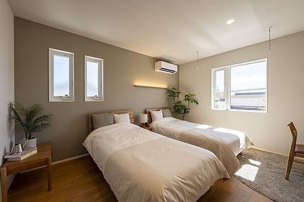 【寝室】■主寝室約7.9帖の主寝室です。ベッドを2台並べてもゆとりがある広さです。グレーのアクセントクロスに、柔らかい間接照明が素敵な空間を演出してくれます。