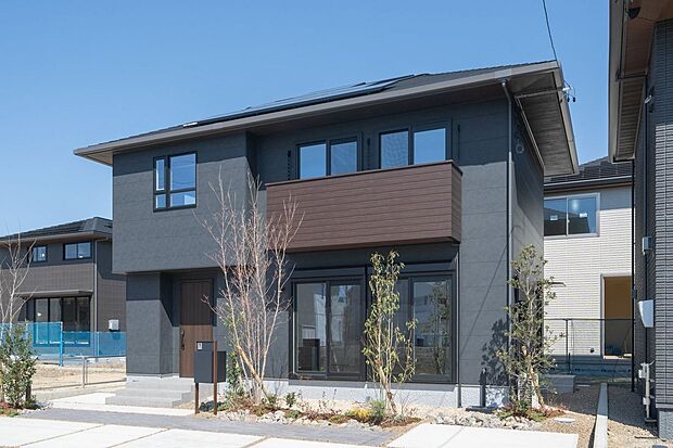 【外観】■D号地外観　高断熱樹脂サッシとLow-E複層ガラスで、 高い断熱性と快適性を実現。 夏は日射熱をお家に入れず、冬はお家丸ごと暖かく。不快な結露も抑制します。