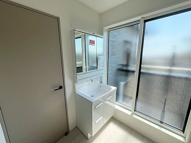 ■明るい洗面所は毎朝の歯磨きも楽しくできちゃいそうです♪