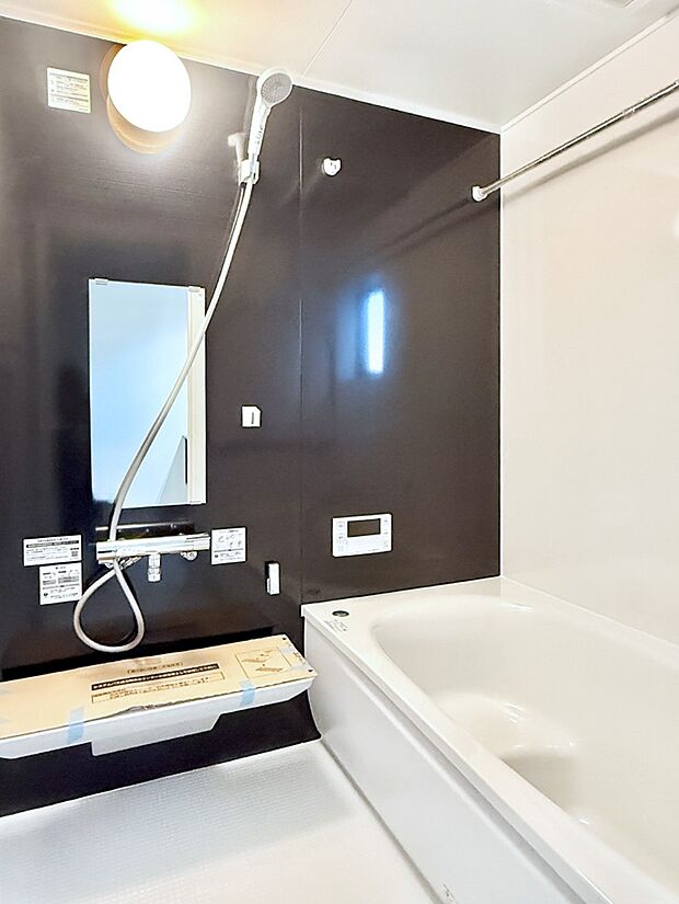 ■落ち着いた色合いの壁面、ゆっくり寛げるバスルーム