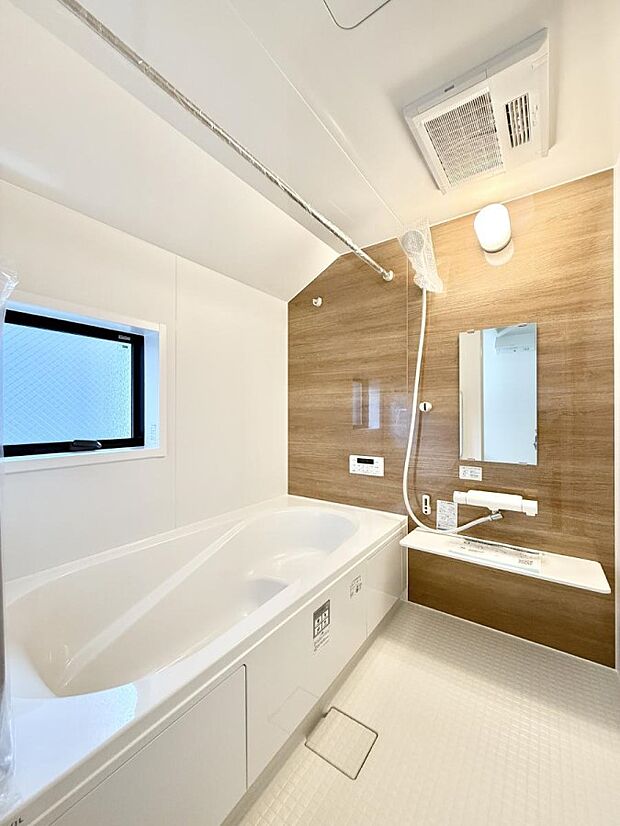 ■落ち着いた色合いの壁面、ゆっくり寛げるバスルーム