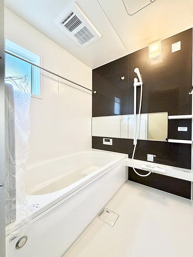 ■落ち着いた色合いの壁面、ゆっくり寛げるバスルーム