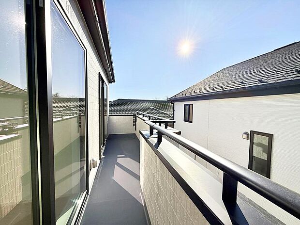 ■ 心地よい風と光を感じる、くつろぎのバルコニー