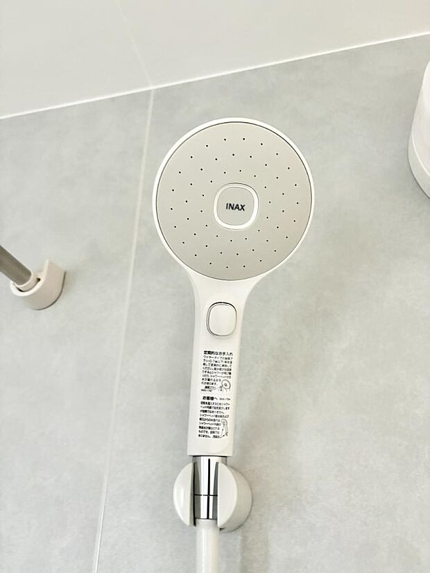 【止水シャワーヘッド】■手元で簡単に止水できるため、水の無駄遣いを減らすことができます。