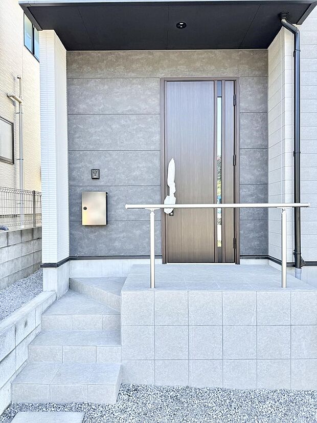 【玄関】■ 家族とゲストをやさしく迎える、心温まる玄関