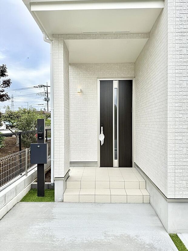 【玄関】■ 心地よい暮らしへとつながる、温かい玄関