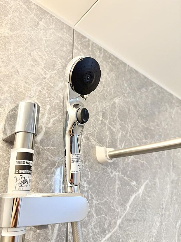 【止水シャワーヘッド】■手元で簡単に止水できるため、水の無駄遣いを減らすことができます。