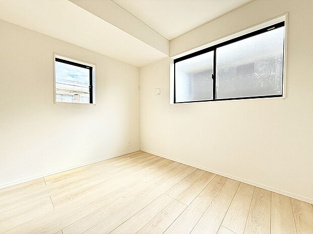 【リビング以外の居室】■落ち着いた色合いのお部屋で穏やかな時間を楽しめます