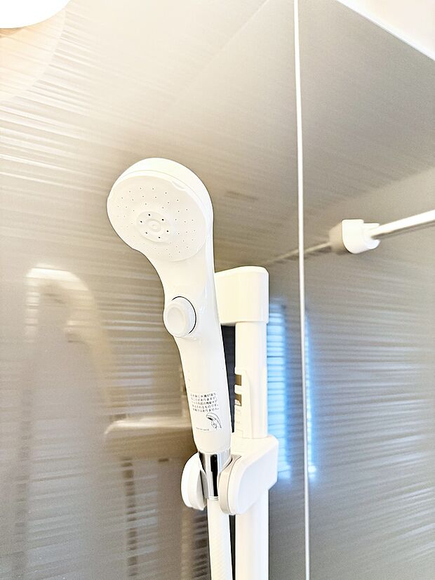 【止水シャワーヘッド】■手元で簡単に止水できるため、水の無駄遣いを減らすことができます。