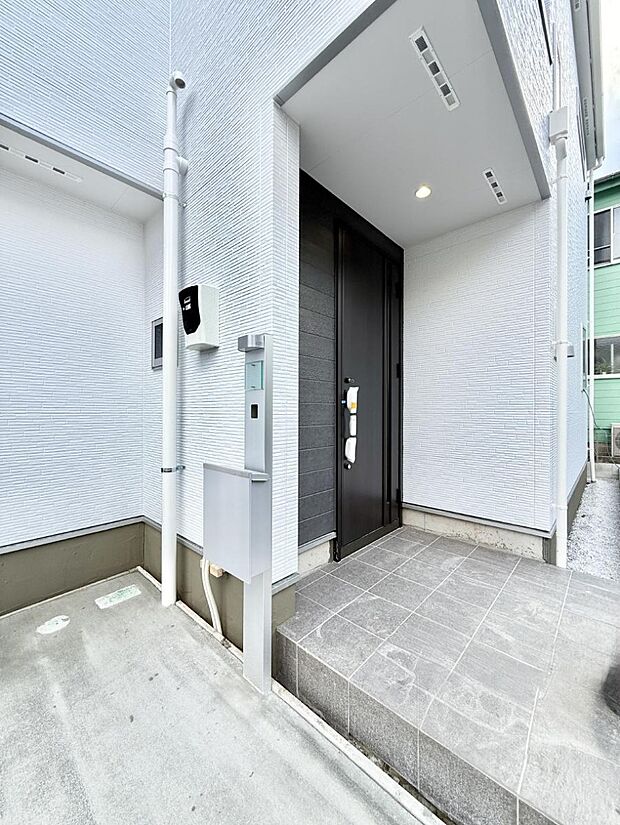 【玄関】■ 帰るたびにホッとする、安心感のある佇まい