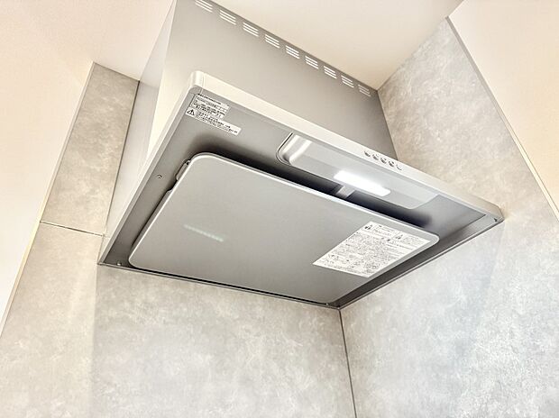 【レンジフード】■調理時の蒸気や匂いが換気扇に誘導され、効率的に排煙ができます。