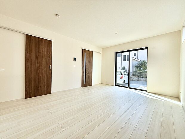 【リビング】■光と風を感じる、リラックスできる空間