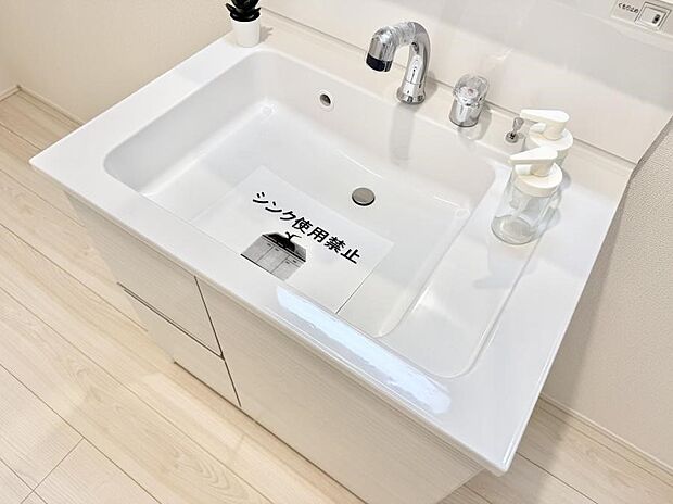 【ハンドシャワー付洗面台】■細かい部分まで洗いやすく便利なハンドシャワー付き