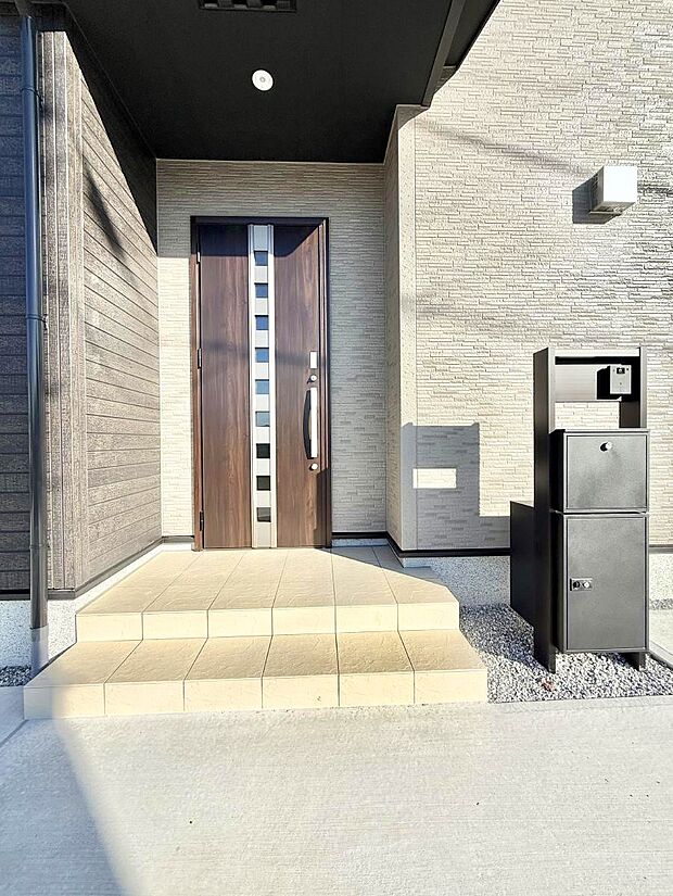 【玄関】■ 帰るたびにホッとする、安心感のある佇まい