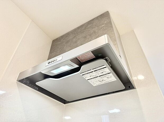 【レンジフード】■調理時の蒸気や匂いが換気扇に誘導され、効率的に排煙ができます。