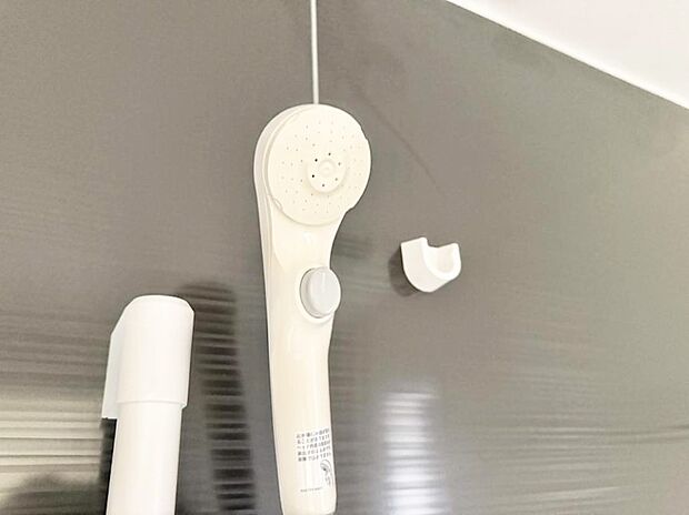 【止水シャワーヘッド】■手元で簡単に止水できるため、水の無駄遣いを減らすことができます。