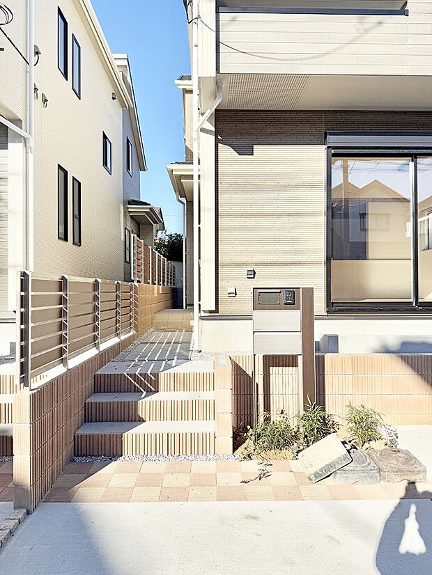 【玄関】■ シンプルで美しく、住まいの第一印象を彩る玄関です