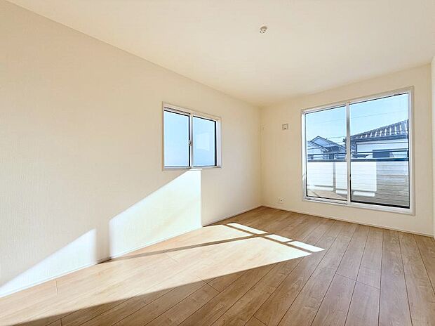 【寝室】■窓の配置や通気性の良い設計で部屋の空気がこもらず、常に新鮮な空気が流れます