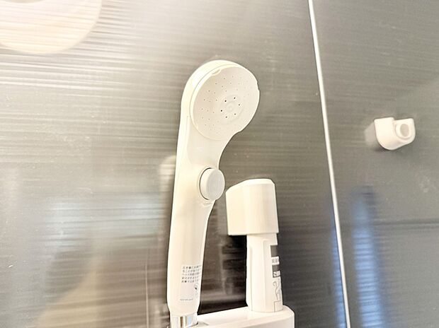 【止水シャワーヘッド】■手元で簡単に止水できるため、水の無駄遣いを減らすことができます。