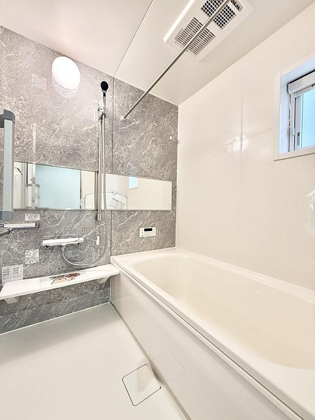 【浴室】■落ち着いた色合いの壁面、ゆっくり寛げるバスルーム