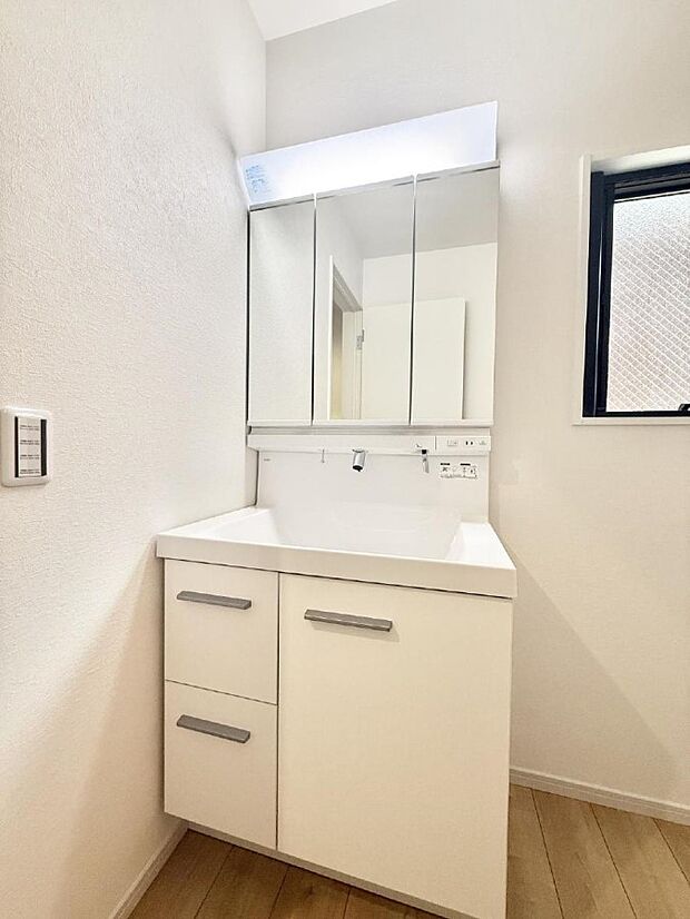 【洗面台・洗面所】■明るい洗面所は毎朝の歯磨きも楽しくできちゃいそうです♪