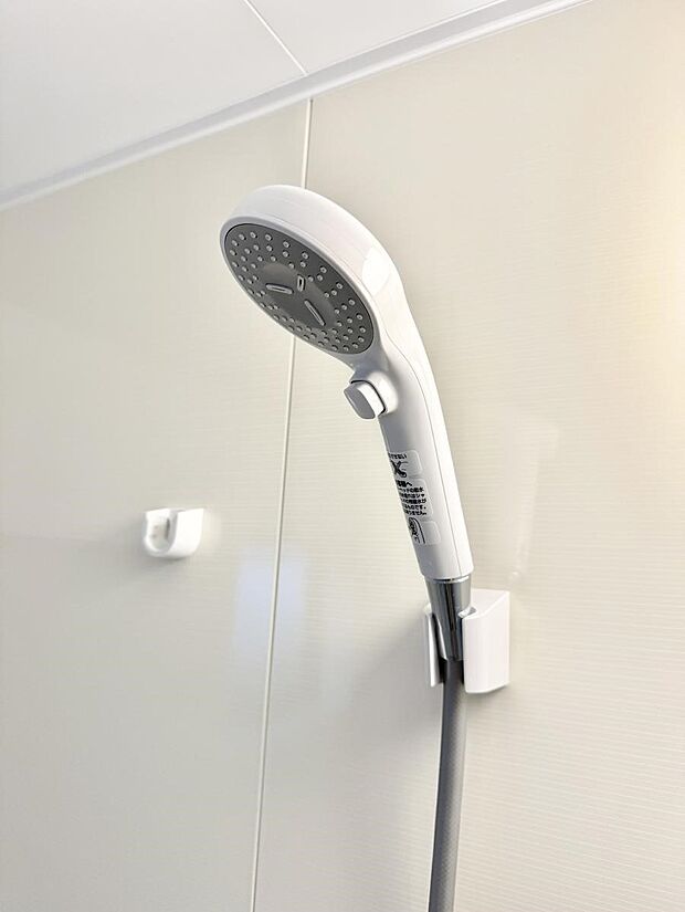 【止水シャワーヘッド】■手元で簡単に止水できるため、水の無駄遣いを減らすことができます。