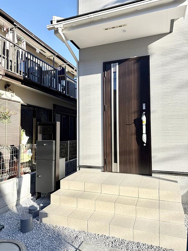 【玄関】■ 帰るたびにホッとする、安心感のある佇まい