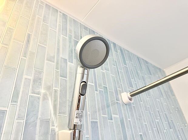 【止水シャワーヘッド】■手元で簡単に止水できるため、水の無駄遣いを減らすことができます。