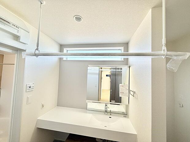 【室内物干し】■いつでも洗濯物を干せ、自分の好きなタイミングで洗濯物を取り込めます。