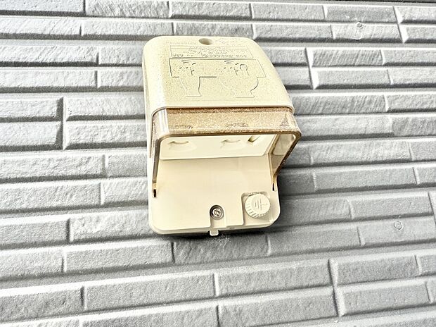 【屋外コンセント】■屋外に電源コンセントがあれば、高圧洗浄機で窓や外壁を掃除するなど便利です。