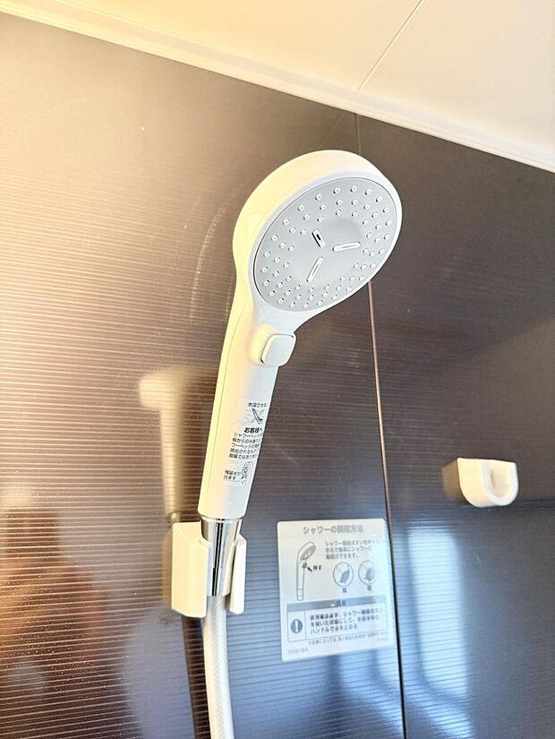 【止水シャワーヘッド】■手元で簡単に止水できるため、水の無駄遣いを減らすことができます。